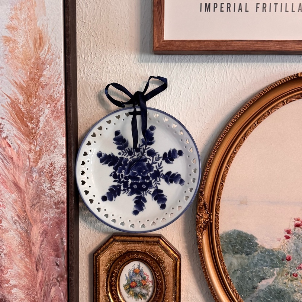 SOLD Vintage blue floral chinoiserie flower pattern decorative plate